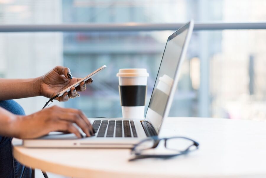 Équipe commerciale en environnement de travail
